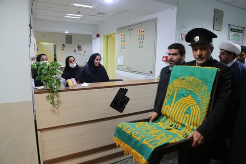 تصاویر/ عیادت خدام رضوی از بیماران در بیمارستان شهرستان دیر