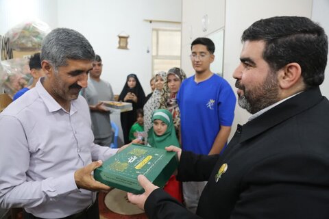 تصاویر/ تجلیل خادمان امام رضا(ع) از خانواده شاخص قرآنی