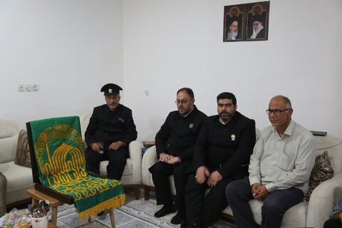 تصاویر/ دیدار خادمان امام رضا(ع) با خانواده شهید شاخص بسیج دانش آموزی کشور