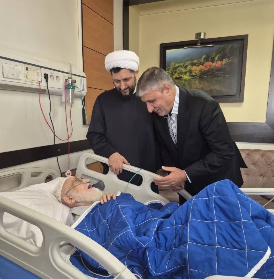 رئیس سازمان انرژی اتمی ایران از آیت الله العظمی نوری همدانی عیادت کرد
