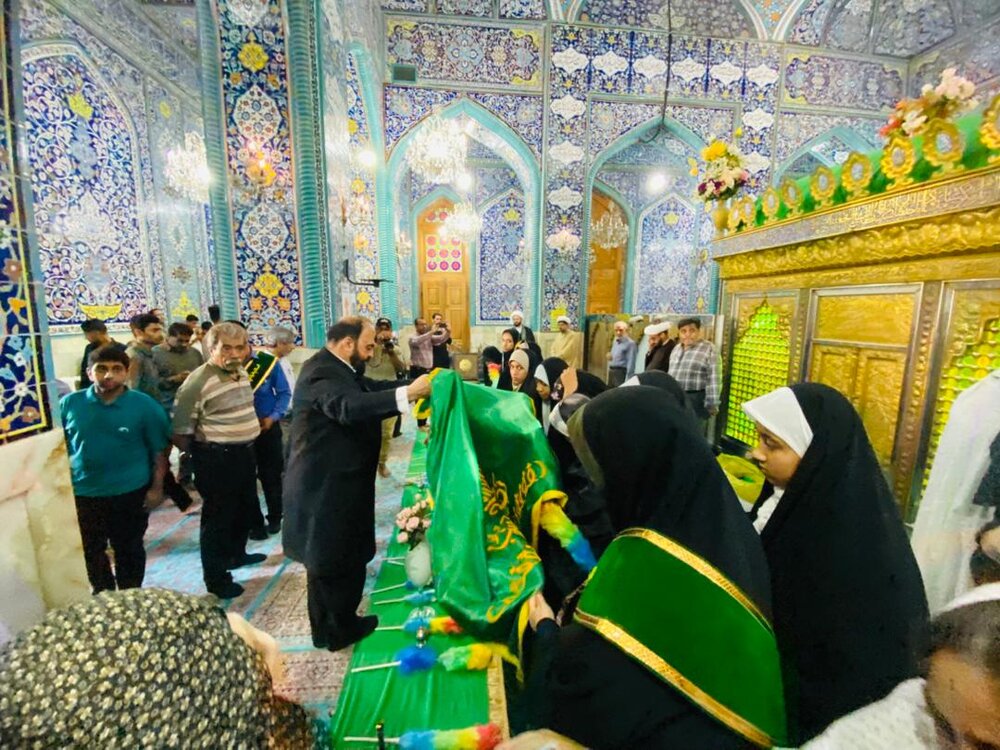 تصاویر / عطر افشانی امامزاده سیدمظفر(ع) بندرعباس  توسط خدام و پرچم متبرکه حرم رضوی