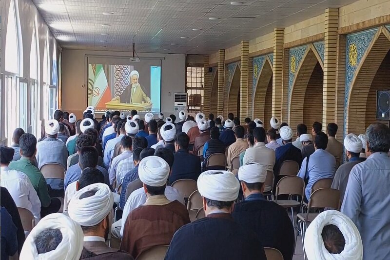 گردهمایی حوزویان کرمانشاه در همایش ملی یکصدمین سال باز تأسیس حوزه علمیه قم + عکس