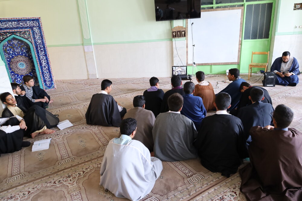 حضور طلاب مدارس علمیه زاهدان در همایش یکصدمین سالگرد بازتأسیس حوزه علمیه به‌صورت ویدیوکنفراس