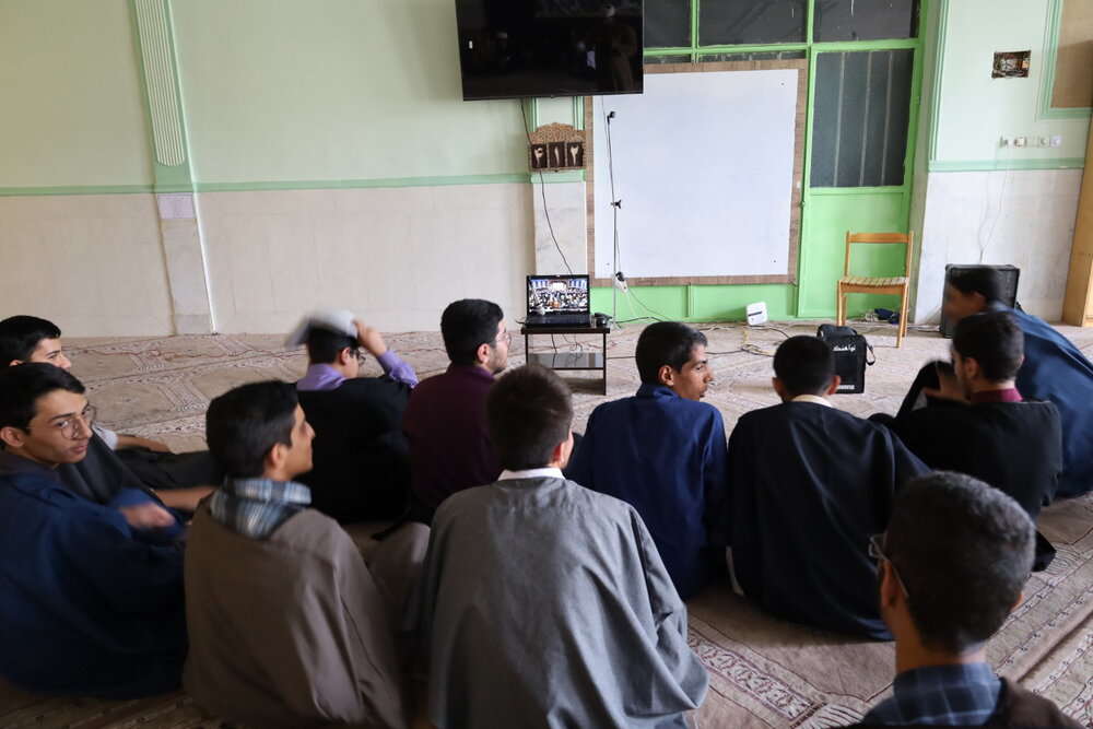 حضور طلاب مدارس علمیه زاهدان در همایش یکصدمین سالگرد بازتأسیس حوزه علمیه به‌صورت ویدیوکنفراس