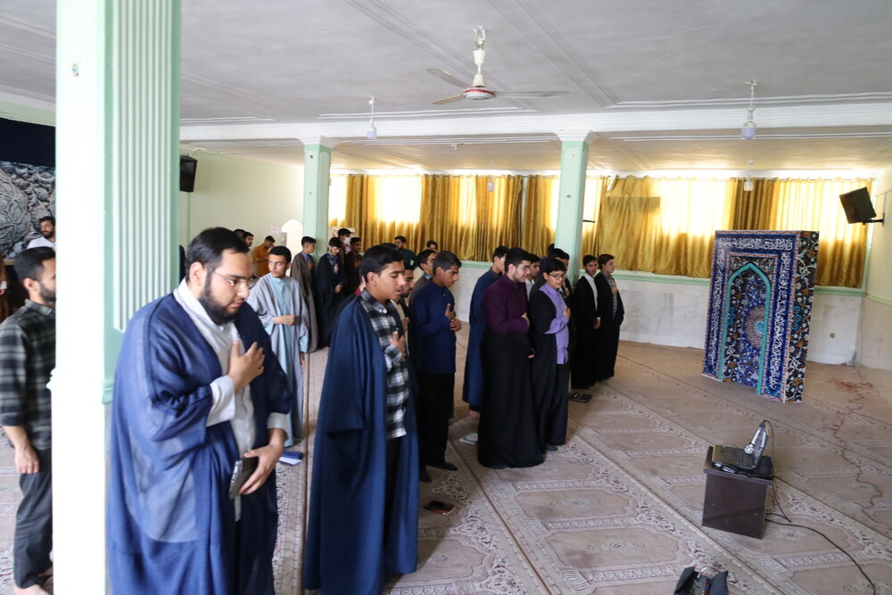 حضور طلاب مدارس علمیه زاهدان در همایش یکصدمین سالگرد بازتأسیس حوزه علمیه به‌صورت ویدیوکنفراس