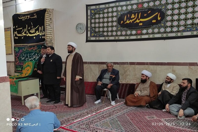 استقبال پرشور مردم بیستون از پرچم متبرک حرم رضوی در ایام دهه کرامت + عکس