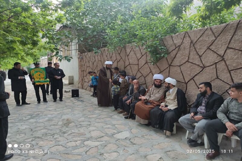 استقبال پرشور مردم بیستون از پرچم متبرک حرم رضوی در ایام دهه کرامت + عکس