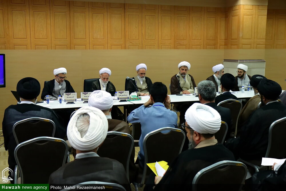 تصاویر / برگزاری کمیسیون اقتصاد و مدیریت در همایش یکصدمین سالگشت بازتأسیس حوزه علمیه قم