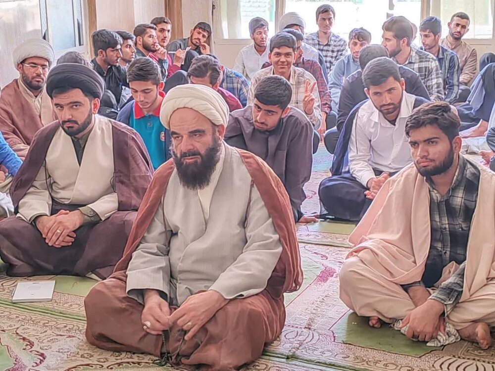 تصاویر/ درس اخلاق و آئین تجلیل از اساتید مدرسه‌ علمیه المهدی(عج) آران و بیدگل