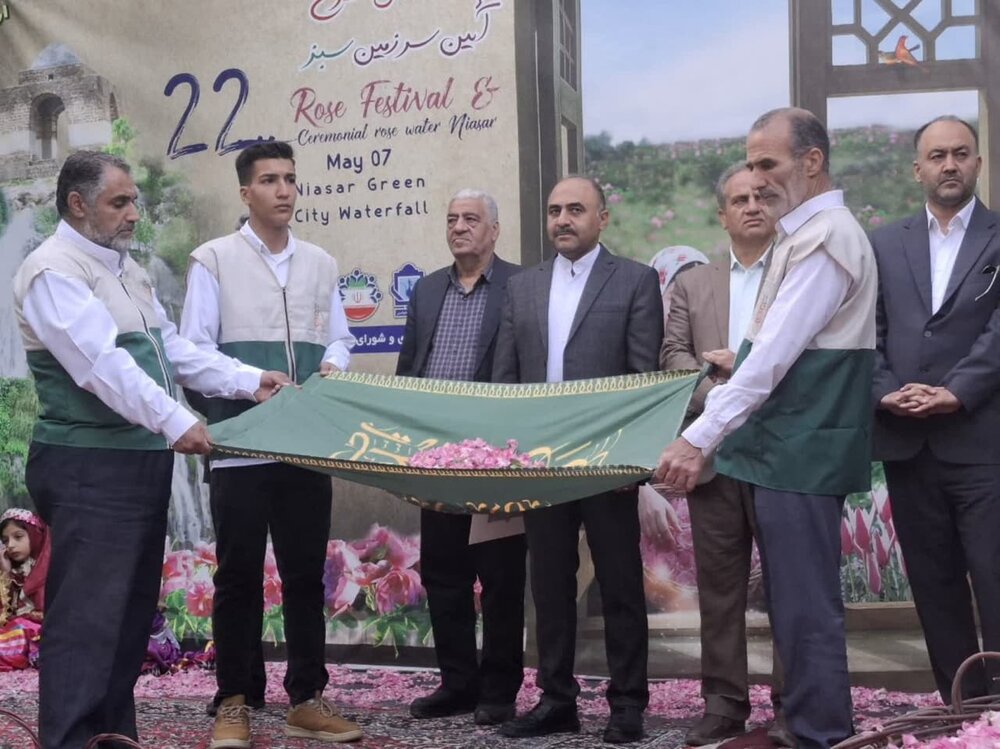 بیست و دومین جشن گل محمدی وآیین گلاب‌گیری در نیاسر برگزار شد