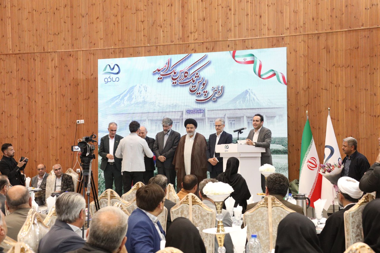 تصاویر/ تجلیل از معلمان نمونه، خیران مدرسه ساز و خانواده شهدای معلم در شهرستان ماکو