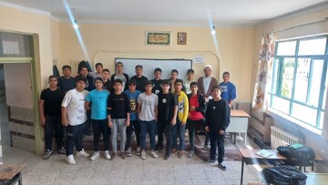 تصاویر/ حضور اساتید مدرسه علمیه امام خمینی (ره) ماکو در بین دانش آموزان این شهرستان