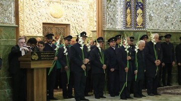 تصاویر/ مراسم آئینی گلباران در جمع خادمین حرم خواهر امام رضا(ع)