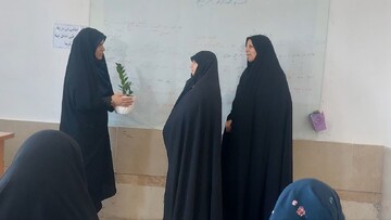 تصاویر/ تکریم اساتید مدرسه علمیه هاجر خمین همزمان با دهه کرامت