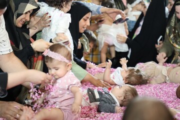 آیین ملی گل‌غلتان در خانه تاریخی آل یاسین کاشان برگزار شد+عکس