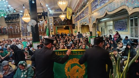 تصاویر/جشن مردمی حسینیه مزرعه خطیر نطنز از کاروان زیر سایه خورشید