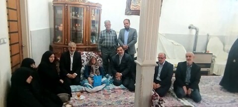 تصاویر/ تجلیل خادمیاران از خانواده « شهید سید علی شجاعی» در مراغه