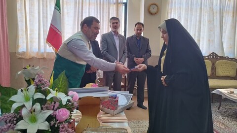 تصاویر/ تجلیل از معلمان دبیرستانهای الزهرا ( س) اسکو و شهید مطهری شهر سهند با حضور کاروان زیر سایه خورشید