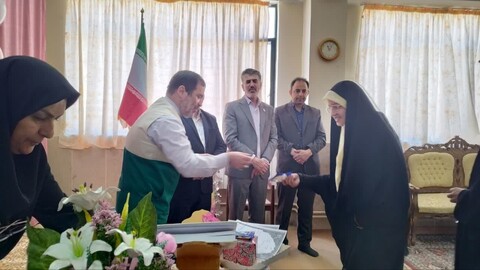 تصاویر/ تجلیل از معلمان دبیرستانهای الزهرا ( س) اسکو و شهید مطهری شهر سهند با حضور کاروان زیر سایه خورشید