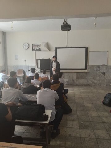 تصاویر/ حضور اساتید مدرسه علمیه امام خمینی (ره) ماکو در بین دانش آموزان این شهرستان