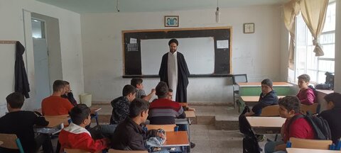 تصاویر/ حضور اساتید مدرسه علمیه امام خمینی (ره) ماکو در بین دانش آموزان این شهرستان
