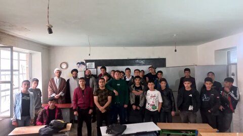 تصاویر/ حضور اساتید مدرسه علمیه امام خمینی (ره) ماکو در بین دانش آموزان این شهرستان