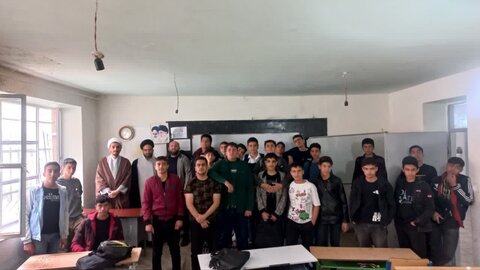 تصاویر/ حضور اساتید مدرسه علمیه امام خمینی (ره) ماکو در بین دانش آموزان این شهرستان