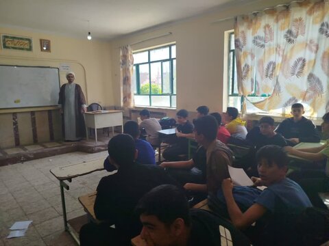 تصاویر/ حضور اساتید مدرسه علمیه امام خمینی (ره) ماکو در بین دانش آموزان این شهرستان