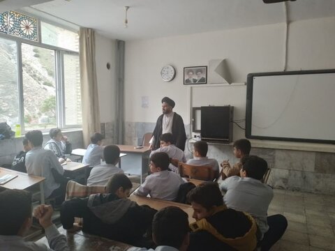 تصاویر/ حضور اساتید مدرسه علمیه امام خمینی (ره) ماکو در بین دانش آموزان این شهرستان