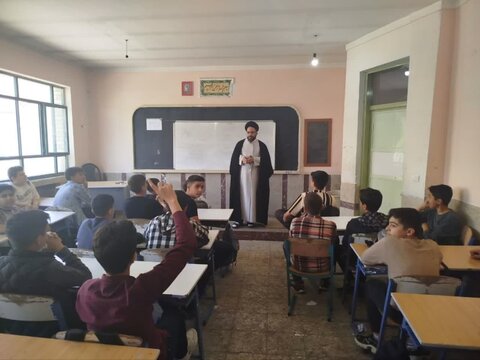 تصاویر/ حضور اساتید مدرسه علمیه امام خمینی (ره) ماکو در بین دانش آموزان این شهرستان