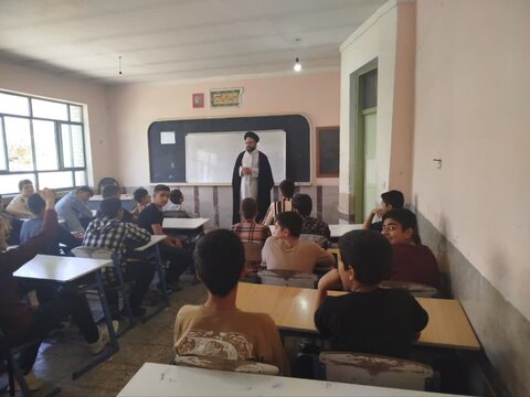 تصاویر/ حضور اساتید مدرسه علمیه امام خمینی (ره) ماکو در بین دانش آموزان این شهرستان