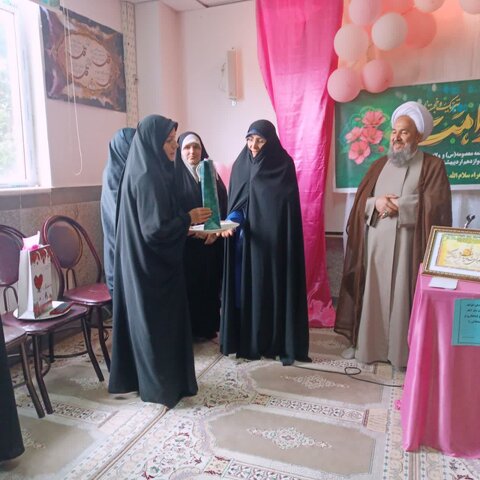 تصاویر/ مراسم تجلیل از اساتید مدرسه علمیه الزهرا (س) شاهین دژ