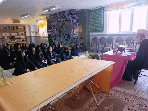 تصاویر/ مراسم تجلیل از اساتید مدرسه علمیه الزهرا (س) شاهین دژ