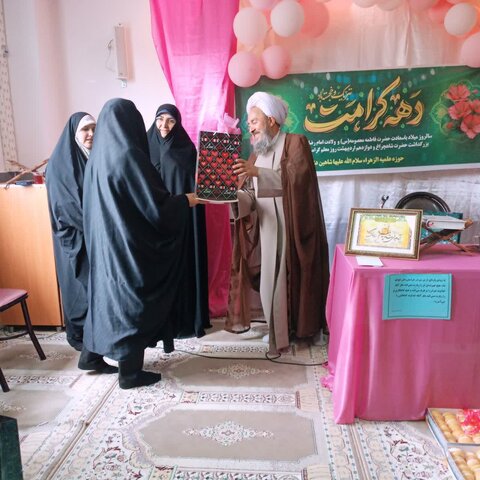 تصاویر/ مراسم تجلیل از اساتید مدرسه علمیه الزهرا (س) شاهین دژ