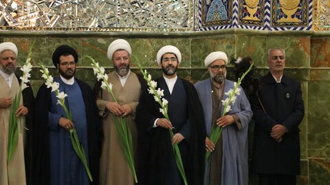 تصاویر|مراسم آئینی گلباران در جمع خادمین حرم خواهر امام رضا(ع)
