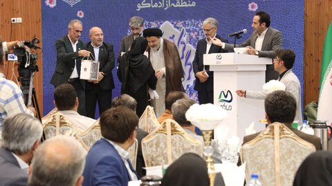 تصاویر/ تجلیل از معلمان نمونه، خیران مدرسه ساز و خانواده شهدای معلم در شهرستان ماکو