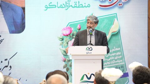 تصاویر/ تجلیل از معلمان نمونه، خیران مدرسه ساز و خانواده شهدای معلم در شهرستان ماکو