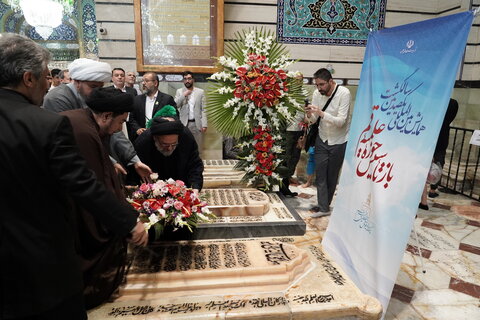 تصاویر/ تشرف مهمانان بین‌المللی همایش صده به حرم مطهر حضرت معصومه(س)