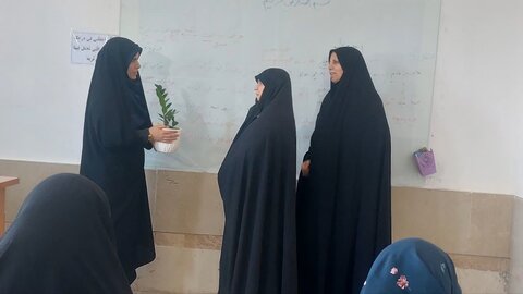 تصاویر/تکریم اساتید مدرسه علمیه هاجر خمین در آستانه دهه کرامت