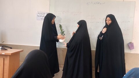 تصاویر/تکریم اساتید مدرسه علمیه هاجر خمین در آستانه دهه کرامت