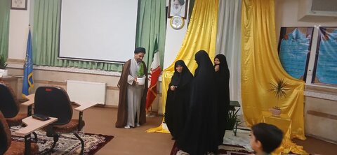 تصاویر/تکریم اساتید مدرسه علمیه هاجر خمین در آستانه دهه کرامت