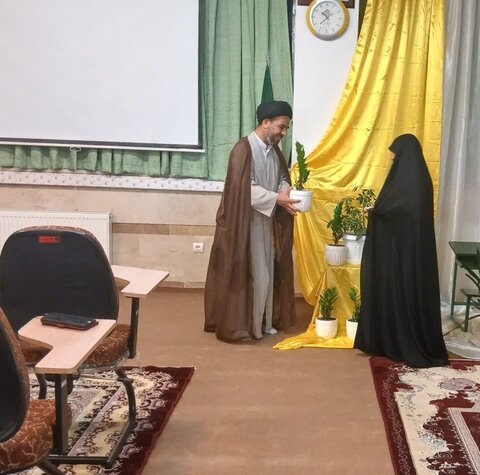 تصاویر/تکریم اساتید مدرسه علمیه هاجر خمین در آستانه دهه کرامت