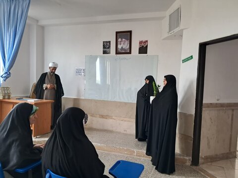 تصاویر/تکریم اساتید مدرسه علمیه هاجر خمین در آستانه دهه کرامت