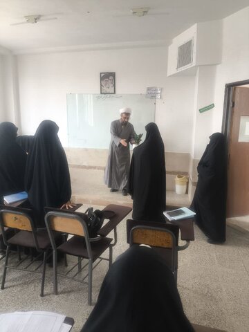 تصاویر/تکریم اساتید مدرسه علمیه هاجر خمین در آستانه دهه کرامت