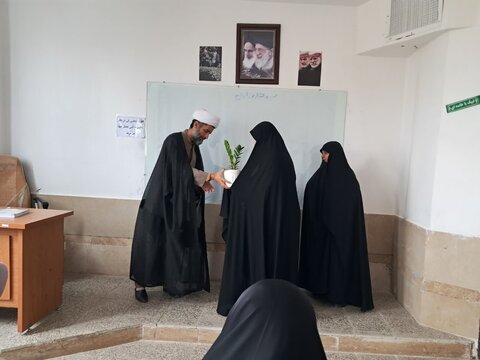 تصاویر/تکریم اساتید مدرسه علمیه هاجر خمین در آستانه دهه کرامت