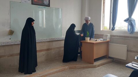 تصاویر/تکریم اساتید مدرسه علمیه هاجر خمین در آستانه دهه کرامت