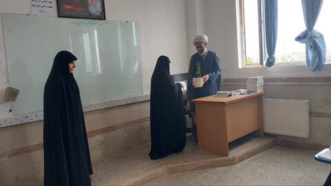 تصاویر/تکریم اساتید مدرسه علمیه هاجر خمین در آستانه دهه کرامت