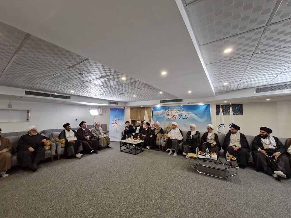 Esta noche se celebró el encuentro de invitados internacionales del congreso por el centenario de la reapertura del Seminario de Qom con el ayatolá A'rafi