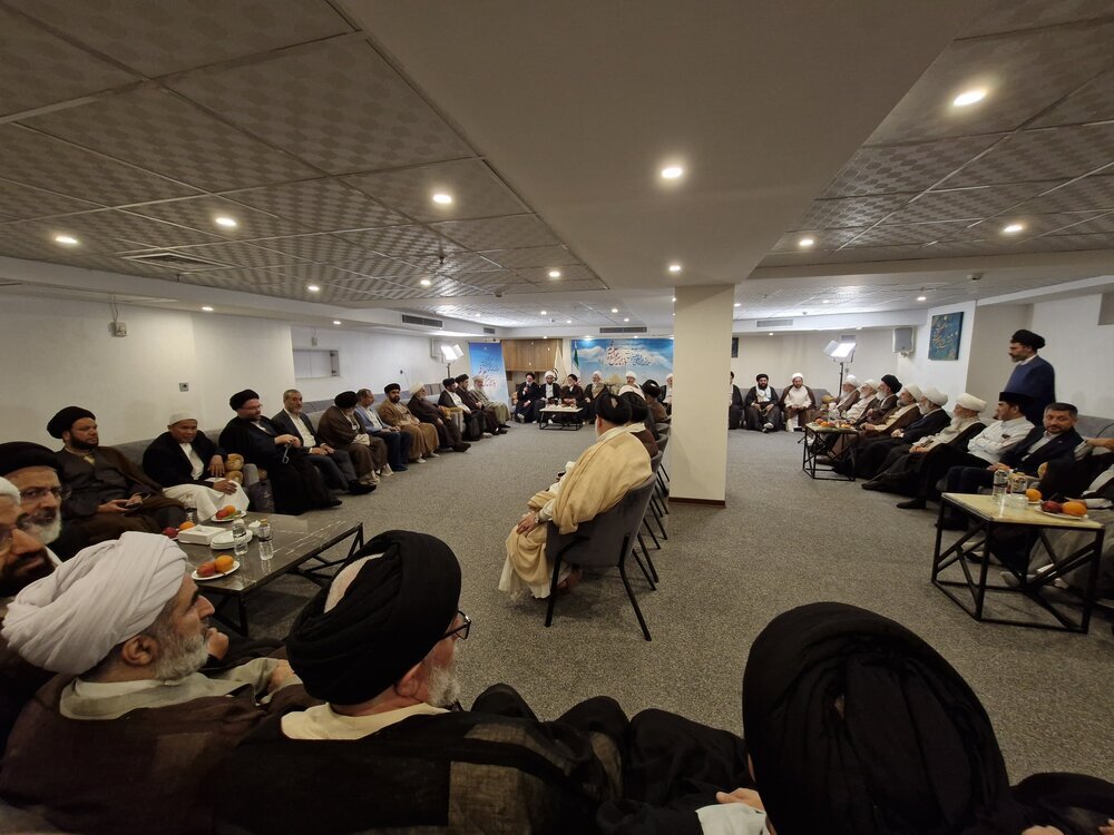 Esta noche se celebró el encuentro de invitados internacionales del congreso por el centenario de la reapertura del Seminario de Qom con el ayatolá A'rafi