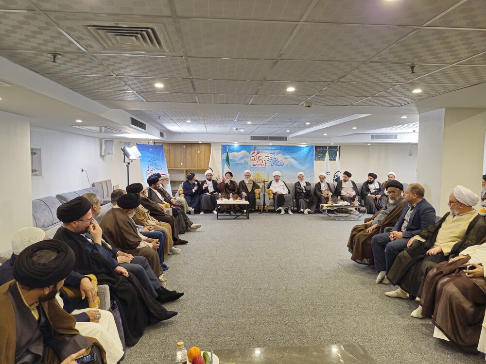 Esta noche se celebró el encuentro de invitados internacionales del congreso por el centenario de la reapertura del Seminario de Qom con el ayatolá A'rafi
